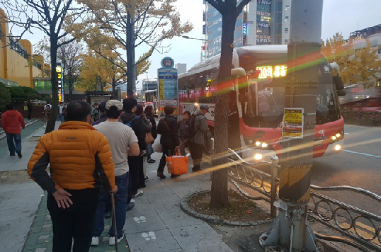 버스정류소 한 줄 서기 안내표시 확대 운영